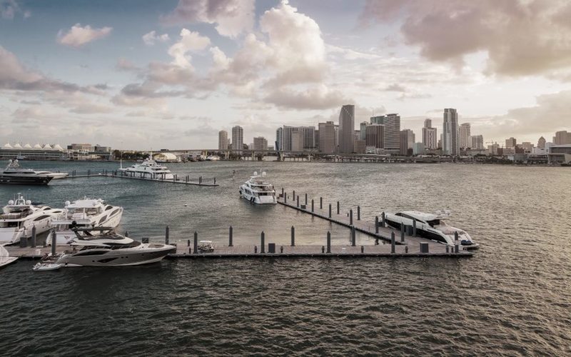 Hafen von Miami mit Blick auf City Skyline