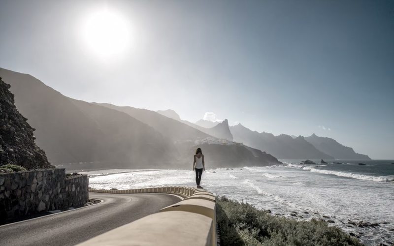 Frau spaziert an Strandpromenade