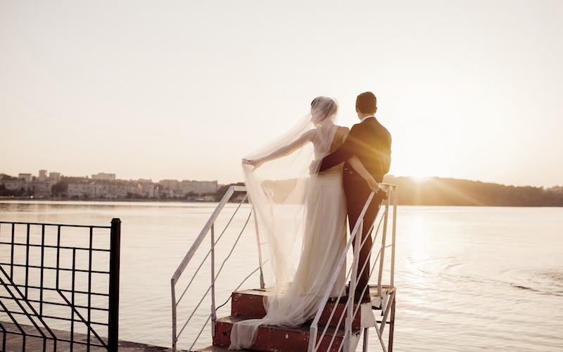 Die eigene Hochzeit ist für die meisten der schönste Tag des Lebens und auf hoher See wird diese zu einem einzigartigen Erlebnis. An Bord schwingt eine ganz eigene Romantik mit, die Ihre Hochzeit zu einem ganz besonderen Erlebnis machen wird.