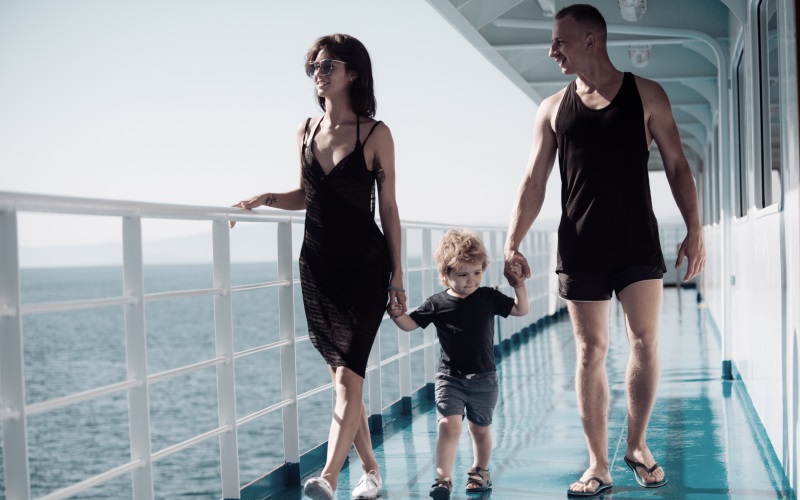 Kreuzfahrttyp Familie - Mutter, Vater und Kind zufrieden beim Spazieren an Deck
