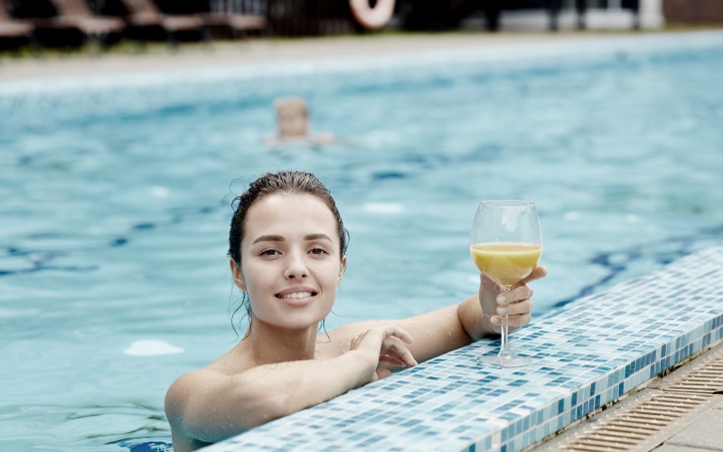 Seetag - Entspannung am Pool Seetag - Frau entspannt mit Drink im Pool
