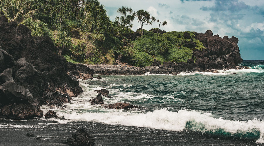 Kein pinker Strand, dafür aber schwarzen Sand gibt es auf Maui