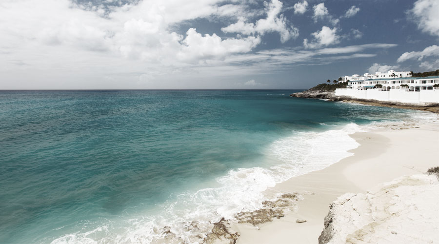 Weißer und pinker Strand in der Ostkaribik