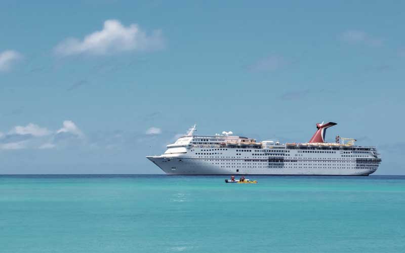 Kreuzfahrt richtig buchen: Die Carnival Legend vor Half Moon Cay