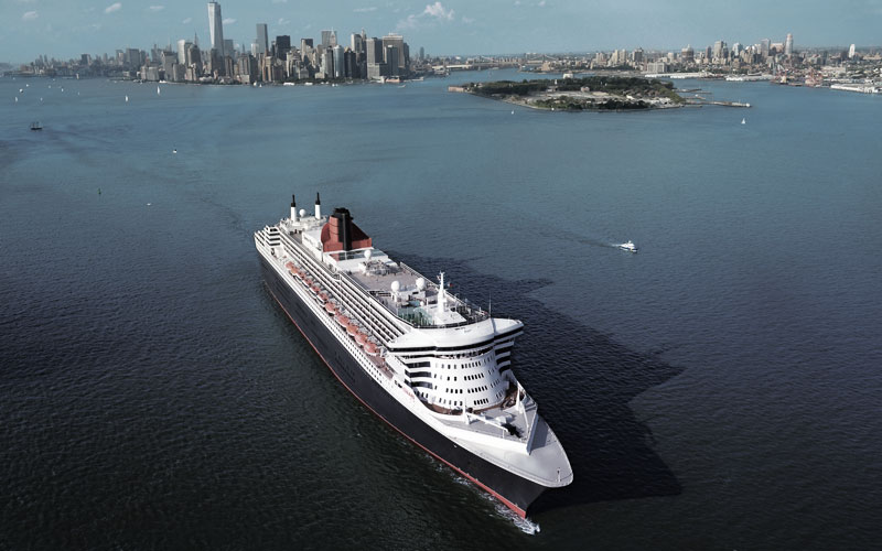 Die Queen Mary 2 der Cunard Line verlässt den Hafen von New York