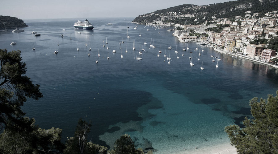 Die MS Sovereign von Pullmantur Cruises vor Villefranche Die MS Sovereign von Pullmantur Cruises ist Drehort zweier Netflix-Filme