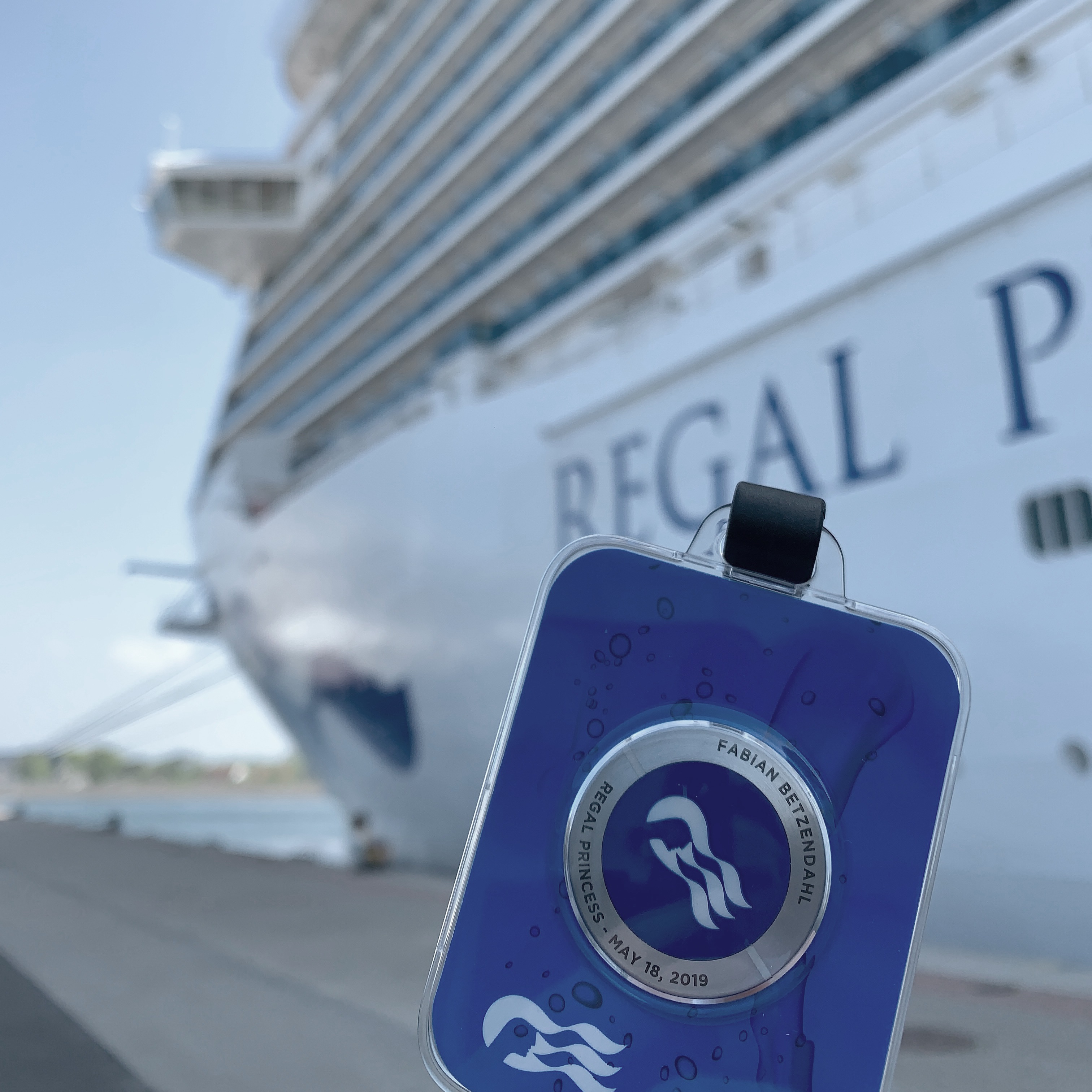 Fabian Betzendahl probiert das Ocean Medallion auf der Regal Princess aus